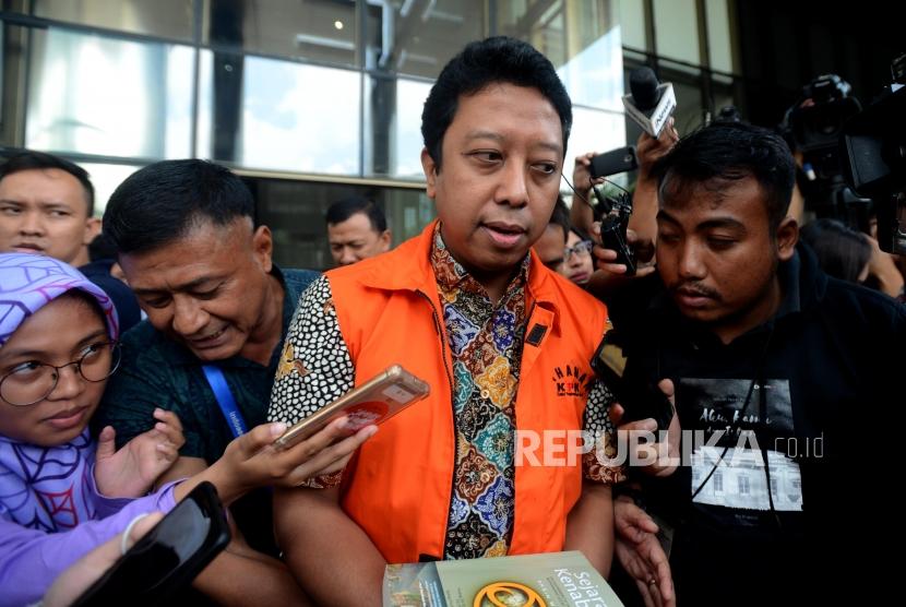 Tersangka kasus dugaan suap seleksi pengisian jabatan di Kementerian Agama Romahurmuziy memberikan keterangan usai menjalani pemeriksaan di Gedung KPK, Jakarta, Jumat (22/3).