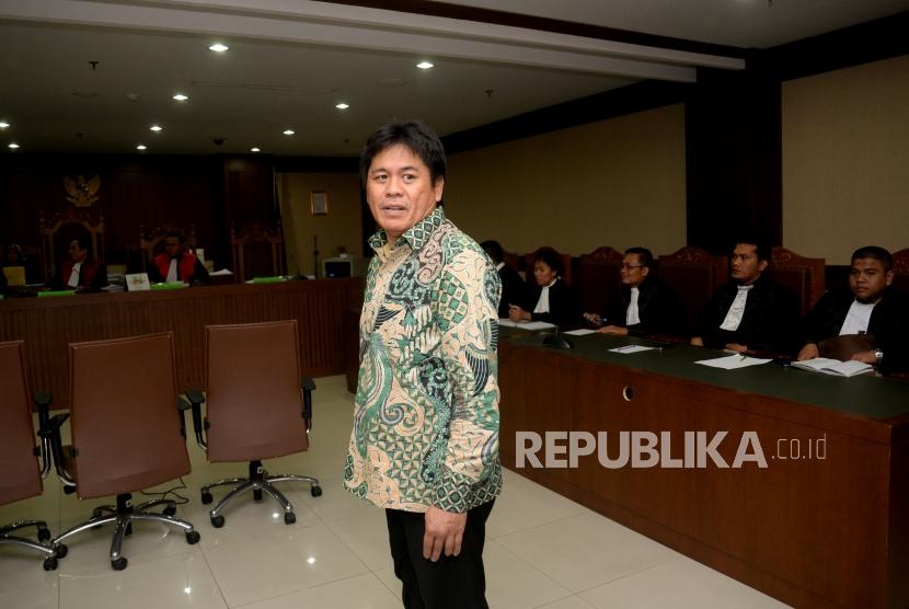 Terdakwa kasus suap proyek pembangunan jalan di Maluku dan Maluku Utara Musa Zainuddin bersiap menjalani sidang dengan agenda pembacaan vonis di Pengadilan Tipikor, Jakarta, Rabu (15/11).