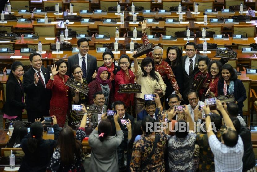 Sejumlah Anggota DPR berfoto usai rapat paripurna DPR di Kompleks Parlemen Senayan, Jakarta, Senin (30/9).