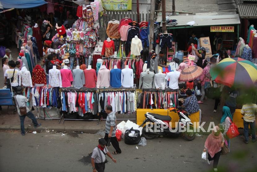 Para pedagang kaki lima berjualan di trotoar kawasan Tanah Abang, Jakarta.