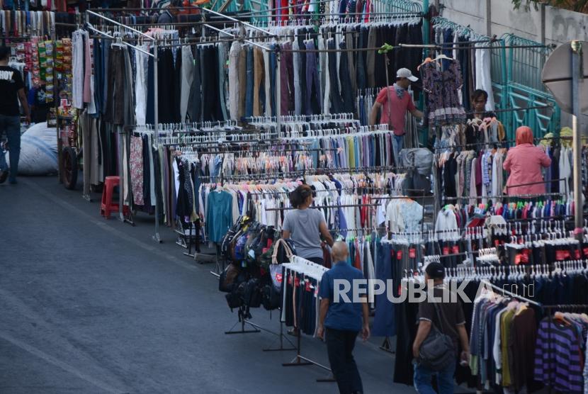 Pedagang Kaki Lima (PKL) berjualan ruas jalan di kawasan Pasar Senen, Jakarta.