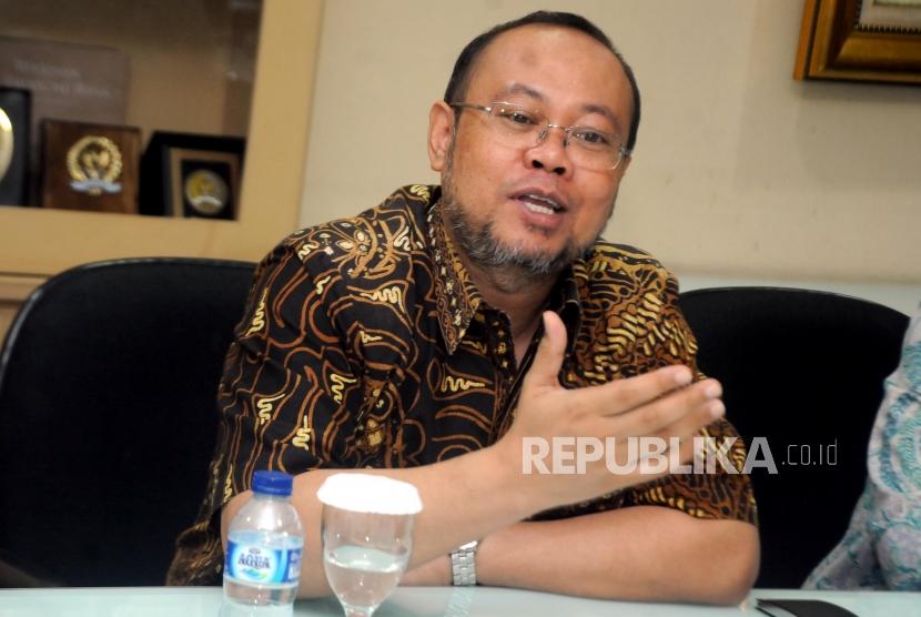 Rektor Universitas Terbuka Prof. Ojat Darojat memberikan paparan saat melakukan kunjungan ke Kantor Republika, Jakarta, Selasa (13/3).