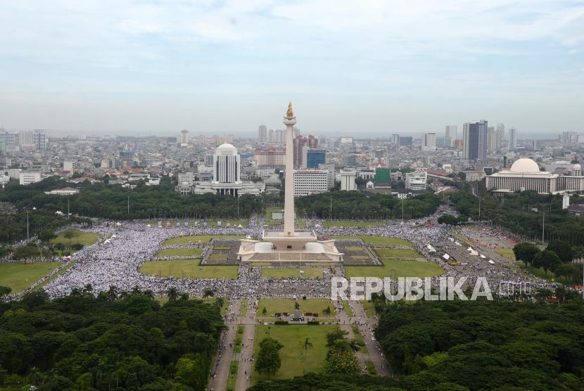 Ribuan umat Islam mengikuti Reuni 212 di kawasan Monumen Nasional (Monas), Jakarta, Sabtu (2/12).