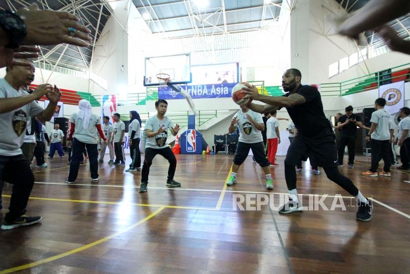 Guru-guru olah raga berlatih basket bersama para pelatih dari National Basketball Association (NBA) pada kegiatan Workshop bersama Akademi Pelatih Jr. NBA yang digelar NBA dan Pemprov Jawa Barat, di GOR Arcamanik, Kota Bandung, Rabu (2/5).