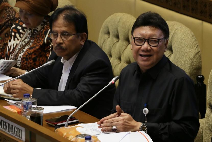 Menteri Dalam Negeri Tjahjo Kumolo (kanan) bersama Menteri Agraria dan Tata Ruang/Badan Pertanahan Nasional (ATR/BPN) Sofyan Djalil (kiri) mengikuti rapat kerja bersama Komisi II DPR di Kompleks Parlemen, Senayan, Jakarta, Kamis (24/1/2019).