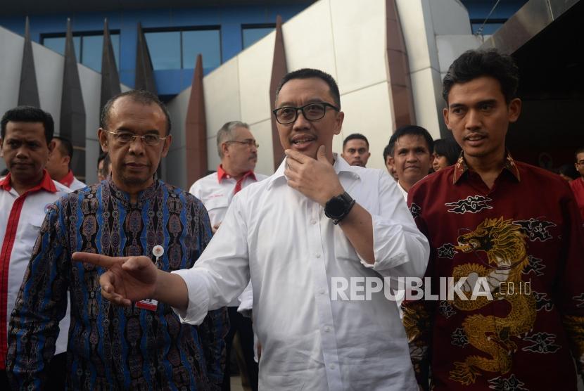 Menpora Imam Nahrawi berjalan usai memberikan keterangan kepada wartawan di Kantor Kemenpora,Jakarta, Kamis (19/).