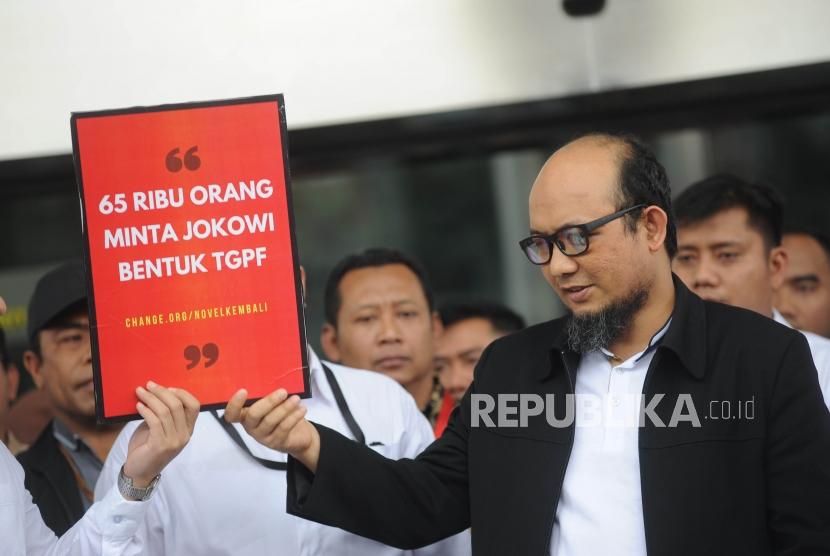 Penyidik Senior Novel Baswedan menerima petisi dukungan dari relawan saat tiba di Gedung KPK,Jakarta, Kamis (22/2).