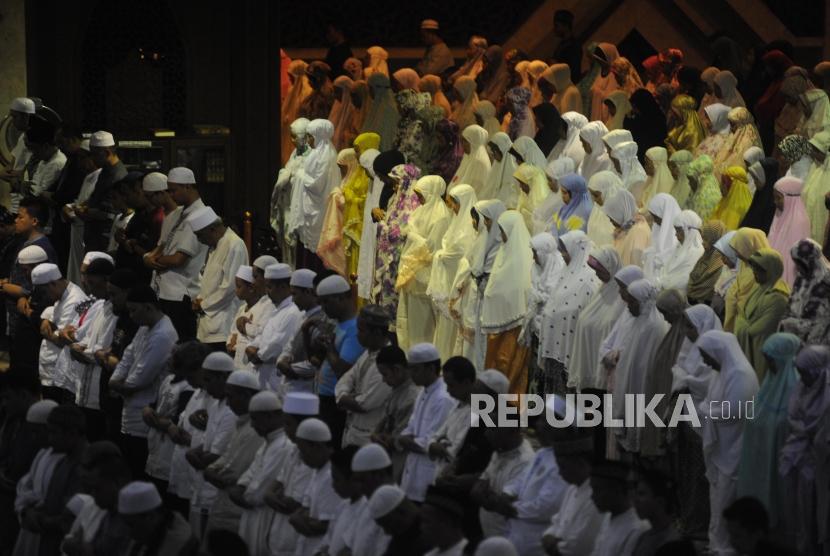  Ribuan umat muslim peserta Dzikir Nasional 2017 menunaikan shalat Maghrib berjamaah di Masjid At-tin, Jakarta, Ahad (31/12).