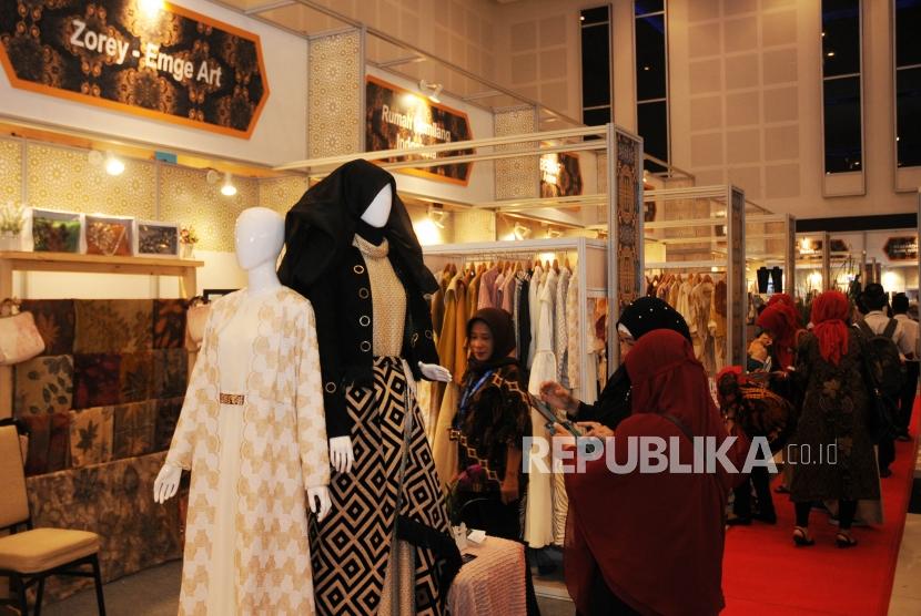 Pengunjung mengunjungi stand peserta pameran produk halal di acara Indonesia Shari’a Economic Festival ke 5 (ISEF), di Surabaya, Kamis (13/12).