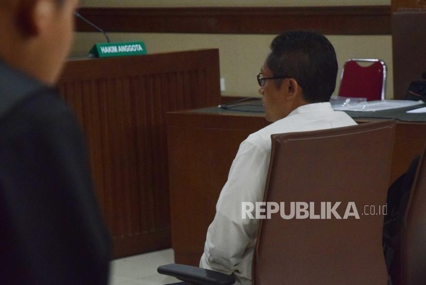  Terpidana kasus gratifikasi proyek pembangunan lanjutan pusat pendidikan dan sekolah olaharga nasional Anas Urbaningrum  saat  mengajukan upaya hukum peninjauan kembali di Pengadilan Negeri Jakarta Pusat, Jakarta, Kamis (25/4).