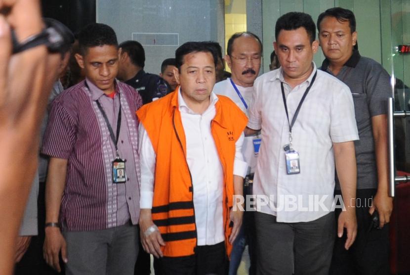 Ketua DPR RI Setya Novanto memberikan keterangan  di gedung KPK, Jakarta Selatan, mengenkan rompi tahanan, Senin (20/11).