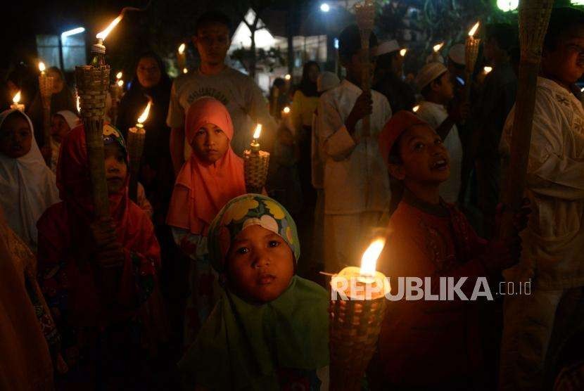 Sejumlah anak membawa obor saat mengikuti pawai menyambut Tahun Baru Islam (Ilustrasi)