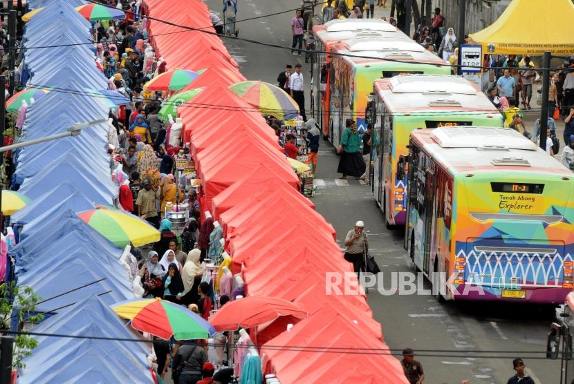 Suasana aktivitas warga yang melihat-lihat barang distan pedagang kaki lima (PKL) di kawasan Tanah Abang, Jakarta, Senin (22/1).