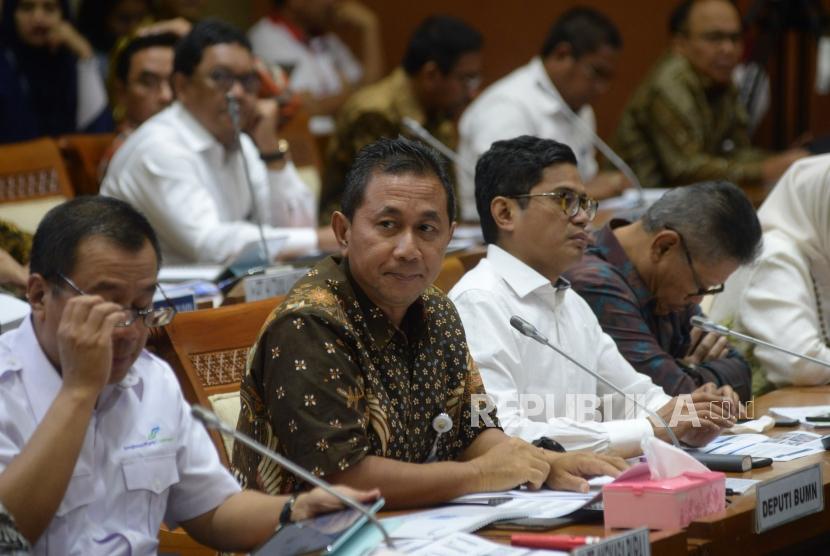 Deputi Bidang Usaha Jasa Keuangan, Jasa Survei, dan Jasa Konsultasi Kementerian BUMN Gatot Trihargo (kedua kiri) dan sejumlah dirut BUMN bidang jasa dan angkutan mengikuti Rapat Dengar Pendapat (RDP) dengan Komisi VI DPR di Kompleks Parlemen, Senayan, Jakarta, Selasa (22/5).