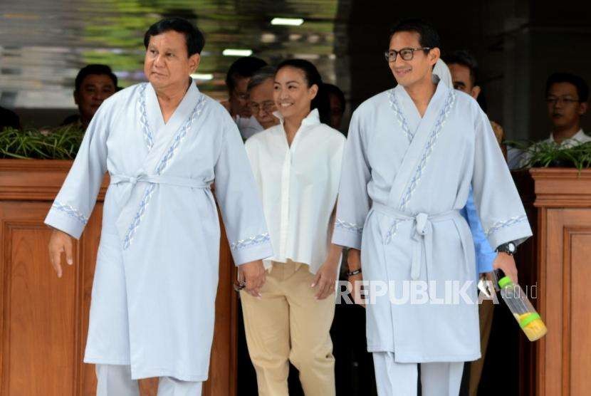 Calon Presiden Prabowo Subianto bersama Calon Wakil Presiden Sandiaga Uno saat akan menjalani tes kesehatan di RSPAD, Jakarta, Senin (13/8).