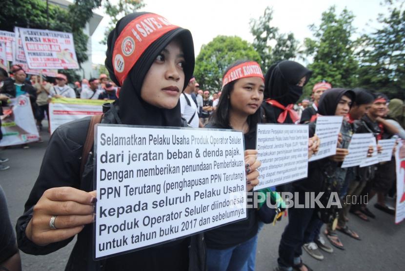 Ratusan peserta aksi yang tergabung dalam Kesatuan Niaga Celluler Indonesia (KNCI) menggelar aksi menolak pembatasan satu Nik tiga Simcard / Ilustrasi 