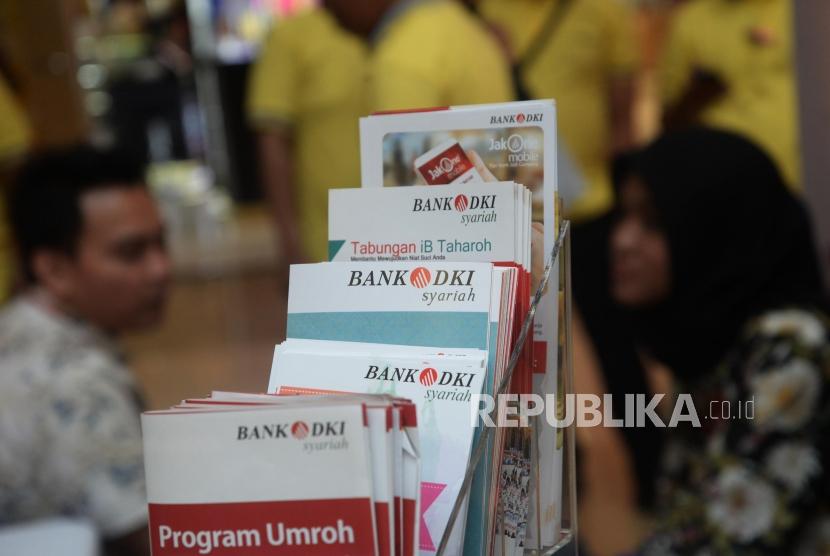 Nasabah mencari informasi di Bank DKI Syariah, Jakarta, Senin (27/11).