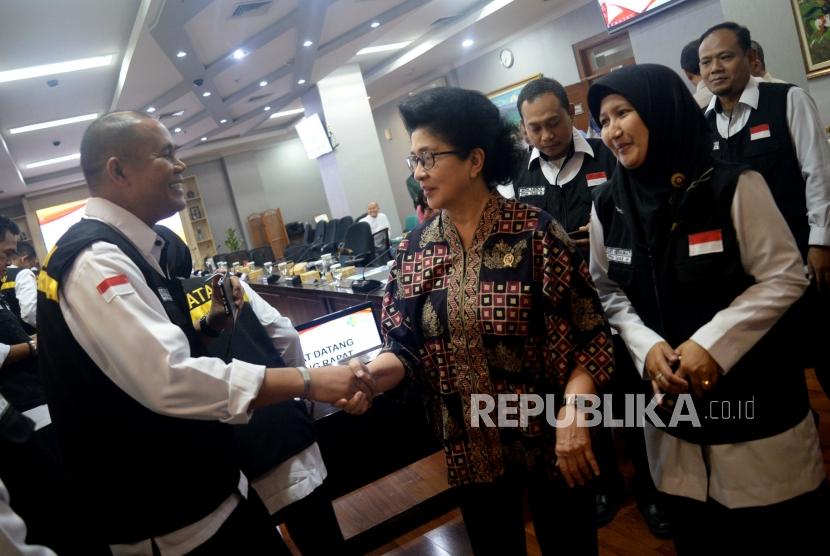 Menteri Kesehatan Nila F Moeloek bersalaman saat melepas tim advance dan tim Petugas Penyelenggara Ibadah Haji (PPIH) Bidang Kesehatan di Kantor Kementerian Kesahatan, Jakarta, Senin (1/7).