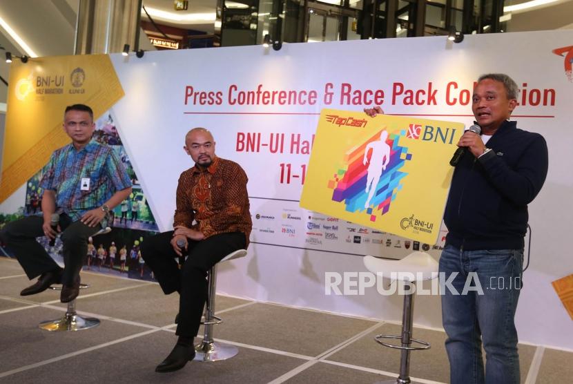 Ketua Pelaksana BNI-UI Half Marathon 2018 Irfan Ferdiansyah (kanan) didampingi Vice  President  Divisi Hubungan Kelembagaan BNI Ahmad Salman (kiri) dan Wasekjen ILUNI UI Nongki Wisaksono Soeghandi, memperlihatkan desain khusus TapCash BNI yang dibuat untuk kegiatan BNI - UI Half Marathon yang diperlihatkan kepada media saat jumpa pers di Jakarta, Rabu (11/7).