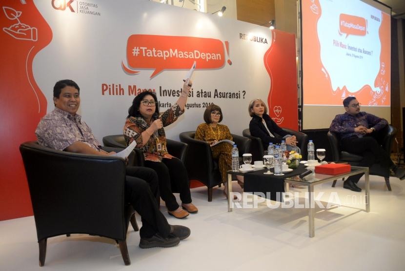Kepala Departemen Literasi dan Inklusi Keuangan OJK Sondang Martha (dua kiri) memaparkan materi saat menjadi pembicara dalam seminar tatap masa depan di Jakarta, Kamis (29/8).