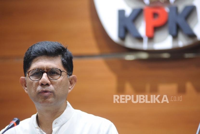 Wakil Ketua KPK, Laode M Syarif,  memberikan keterangan kepada media terkait penetapan tersangka kasus korupsi terhadap calon kepala daerah Maluku Utara, di kantor KPK,  Jakarta, Jumat (16/3).