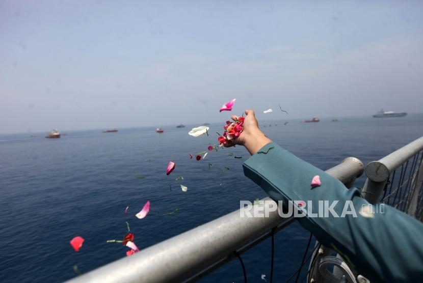 Warga korban pesawat Lion Air JT-610 yang jatuh menaburkan bunga sekaligus doa bersama di KRI Banjarmasin 592 di Perairan Karawang, Jawa Barat, Selasa (6/11).