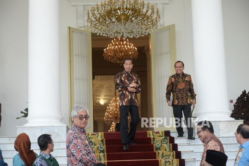 Pertemuan Dengan Bupati. Presiden Joko Widodo turun utntuk berfoto dengan beberapa bupati sebelum pertemuan di Istana Kepresidenan Bogor, Jawa Barat, Kamis (5/7).