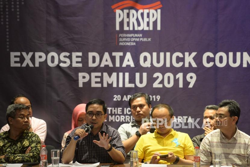 Relawan mengentri data dan pindai form C1 hitung cepat berbasis aplikasi Sistem Informasi Penghitungan Suara (SITUNG) Pemilu tahun 2019 KPU Se-Provinsi DKI Jakarta, Sabtu, (20/4).
