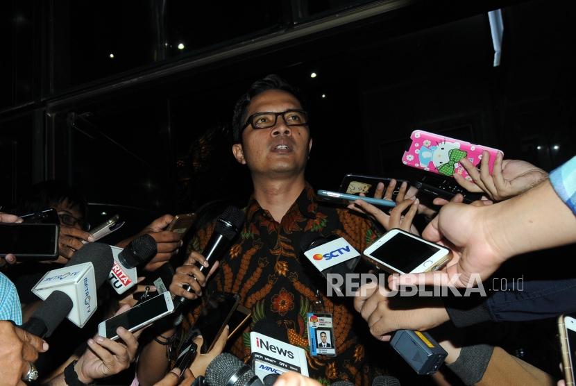 Juru bicara KPK Febri Diansyah memberikan keterangan terkait tersangka kasus korupsi KTP Elektronik Setya Novanto di Gedung KPK, Jakarta, Kamis (16/11).