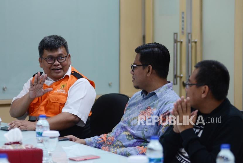 Deputi BAZNAS M Arifin Purwakananta, Direktur Yayasan Rumah Zakat Nur Effendi, Direktur Mobilisasi ZIS Dompet Dhuafa Bambang Suherman (dari kiri) memberikan paparan saat penyerahan donasi untuk Palu dan Donggala di Kantor Republika, Jakarta, Jumat (4/1).