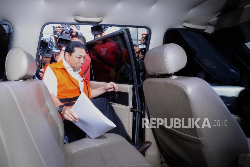 Terdakwa tindak pidanan korupsi KTP Elektronik Setya Novanto memasuki mobil usai mengikuti pemeriksaan lanjutan di Gedung KPK, Jakarta Rabu(1/3).