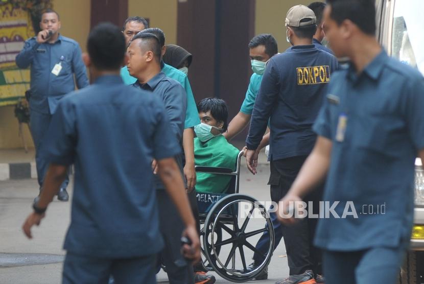 Narapidana Terorisme, Abu Afif  dibawa menuju ruang UGD RS Polri, Kramat Jati, Jakarta Timur, Kamis (10/5).
