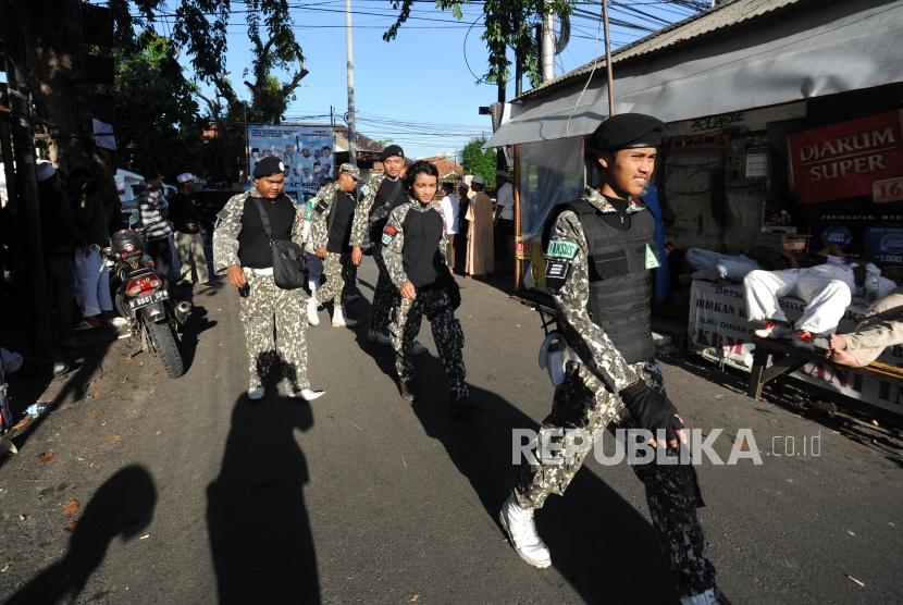 Laskar FPI melintas di kawasan markas DPP FPI di Petamburan, Jakarta, Rabu (21/1).