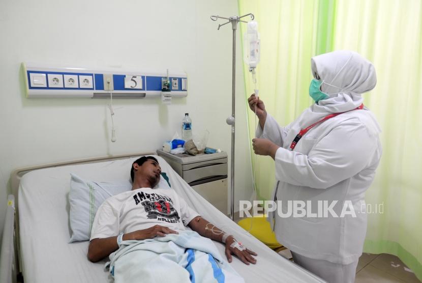 Perawat mengecek tabung infus pasien Demam Berdarah Dengue (DBD) di RSUD Depok (Ilustrasi)