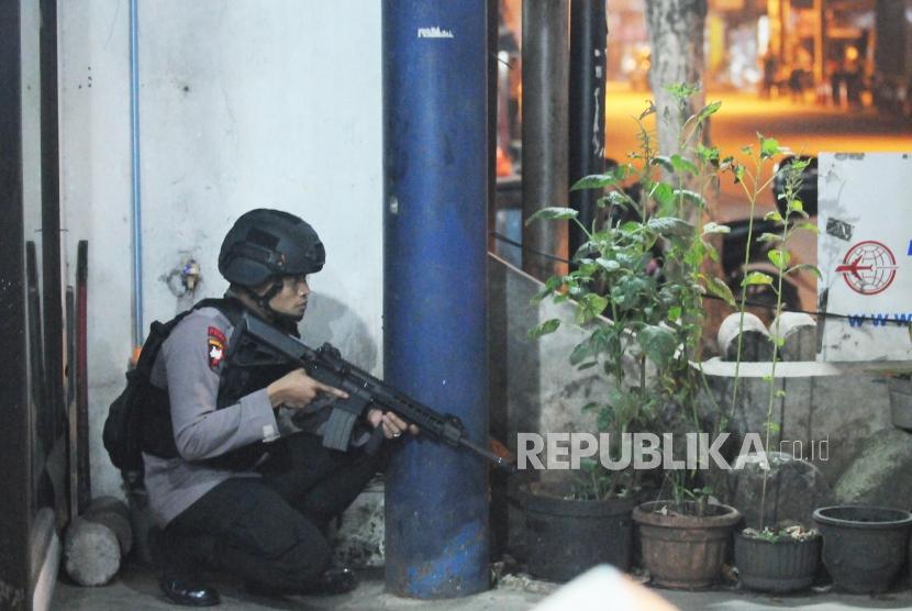 Sejumlah petugas Brimob berjaga pasca kerusuhan di Mako Brimob, Kelapa Dua, Depok, Jawa Barat, Rabu (9/5).