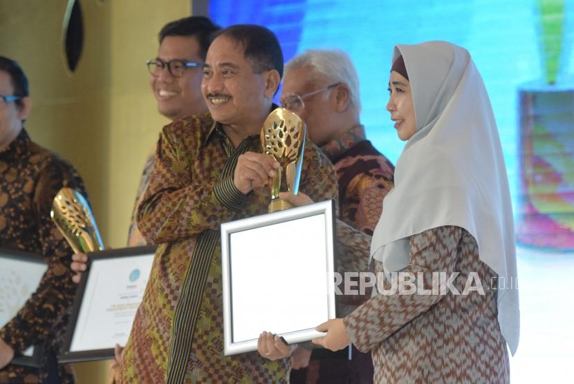 Menpar Arief Yahya memberikan Anugrah Syariah Republika kategori the best most favourate halal tourism destination kepada Wagub NTB Sitti Rohmi Djalilah pada acara Arugrah Syariah Republika di Jakarta, Kamis (8/11) malam