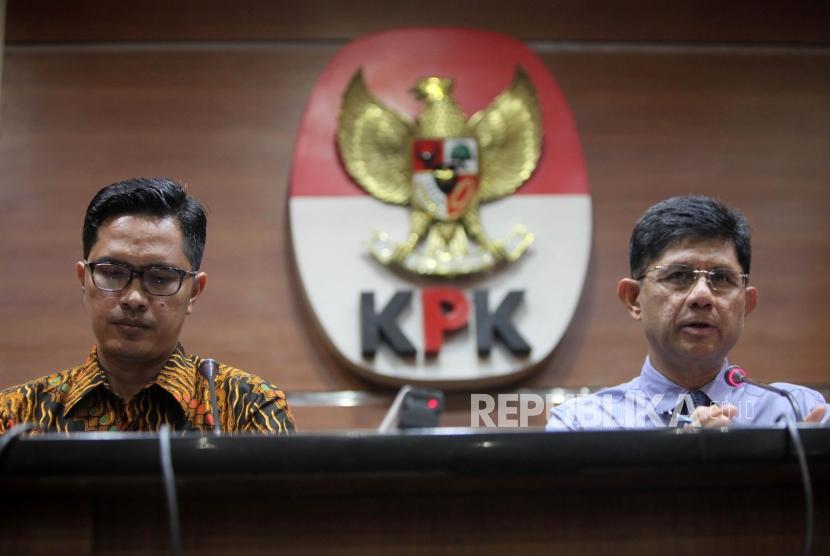 Wakil Ketua Komisi Pemberantasan Korupsi (KPK) Laode Muhammad Syarif (kanan) bersama Juru bicara KPK Febri Diansyah (kiri) memberikan keterangan pada operasi tangkap tangan (OTT) kasus korupsi perizinan proyek pembangunan Meikartad di Gedung KPK ,Jakarta, Senin (15/10).