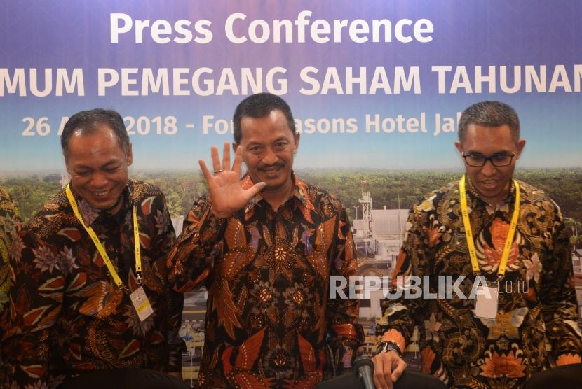 Dirut Utama PGN Jobi Triananda Hasjim (tengah) usai memberikan keterangan usai Rapat Umum Pemegang Saham Tahunan (RUPST) 2018 di Jakarta, Kamis (26/4).