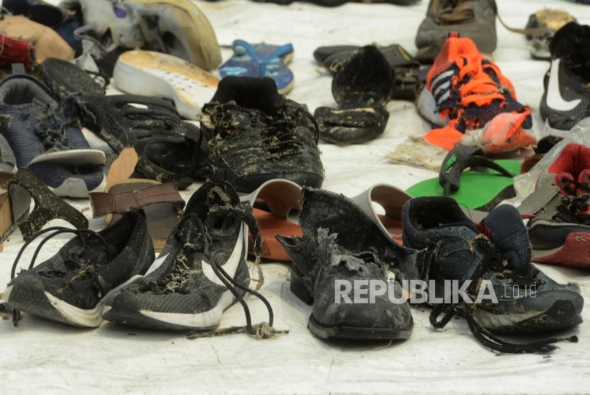 Sejumlah sepatu korban kecelakaan Lion Air JT 610 dikumpulkan di Terminal JICT 2, Pelabuhan Tanjung Priok, Jakarta, Kamis (1/11).