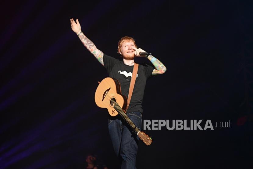 Penyanyi asal Inggris, Ed Sheraan saat tampil pada konser bertajuk Ed Sheeran Divide World Tour 2019 di Stadion Utama Gelora Bung Karno, Jakarta, Jumat (3/5).