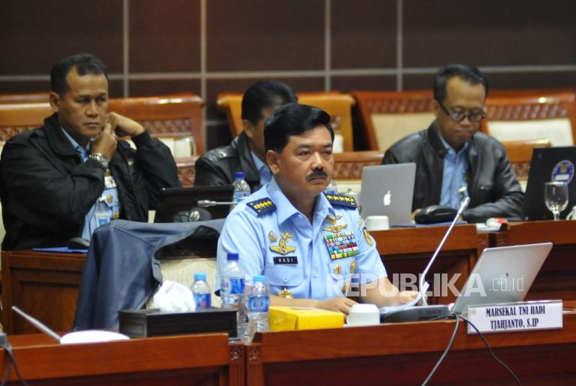 KASAU Marsekal TNI Hadi Tjahjanto saat mengikuti uji kelayakan dan kepatutan (fit and proper test) dengan Komisi I di Kompleks Parlemen, Jakarta, Rabu (6/12).