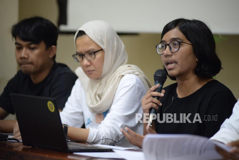 Mantan ketua Umum YLBHI Asfinawati memberikan keterangan terkait temuan awal pemantauan bersama peristiwa Mei 2019 di Jakarta, Ahad (26/5).