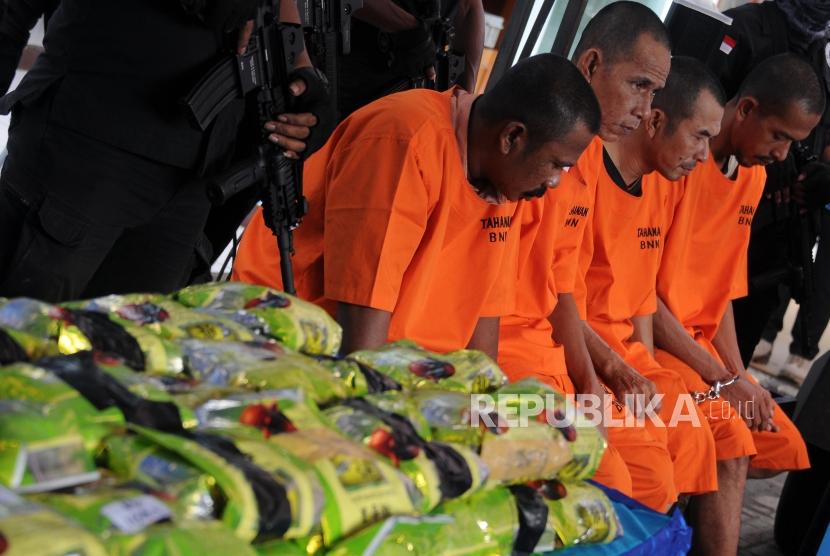 Sejumlah tersangka beserta barang bukti diperlihatkan saat pemusnahan barang bukti sabu jaringan Malaysia di Kantor Badan Narkotika Nasional (BNN), Cawang, Jakarta, Jumat (26/1).