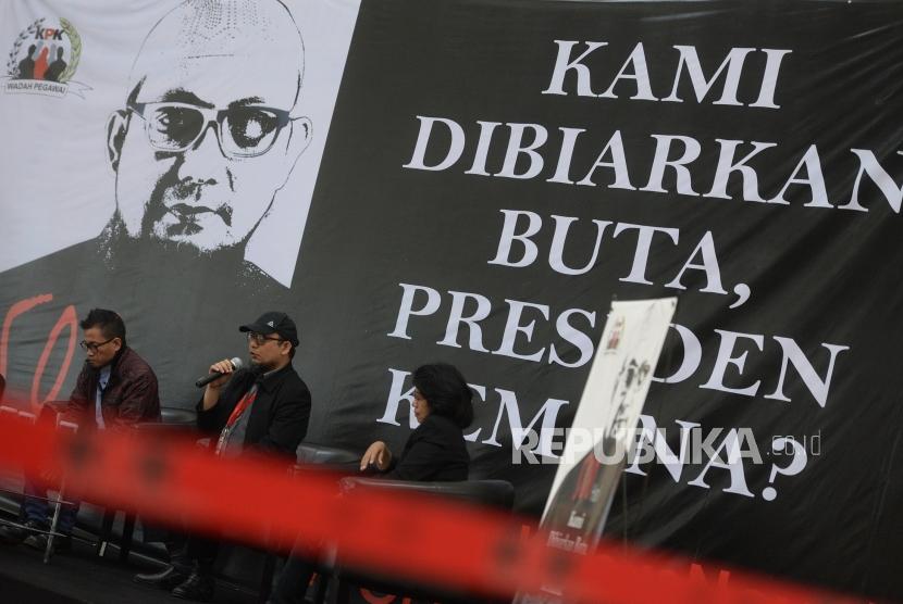 Perlindungan Pejuang Keadilan. Penyidik KPK Novel Baswedan menyampaikan paparan saat diskusi di gedung KPK, Jakarta, Kamis (1/11).