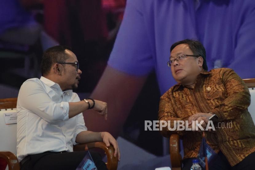 Menteri PPN/Kepala Bappenas Bambang Brodjonegoro (kanan) berbincang dengan Menaker Hanif Dhakiri (kiri) ketika menjadi narasumber pada acara Diskusi Media FMB9 di Gedung Bappenas, Jakarta, Kamis (8/11).