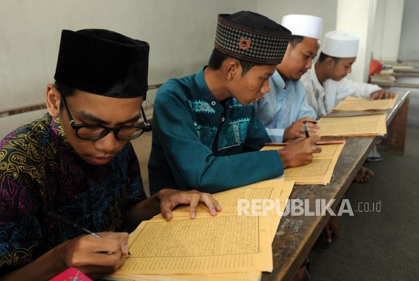Santri belajar mengartikan Kitab Kuning saat mengaji kilatan kitab di Pondok Pesantren Almiizan, Bogor, Jawa Barat, Senin (21/5).