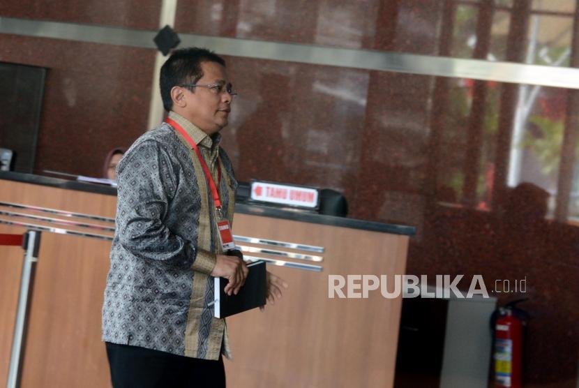 Sekjen DPR RI Indra Iskandar saat akan menjalani pemeriksaan di Gedung KPK, Jakarta, Kamis (16/5).