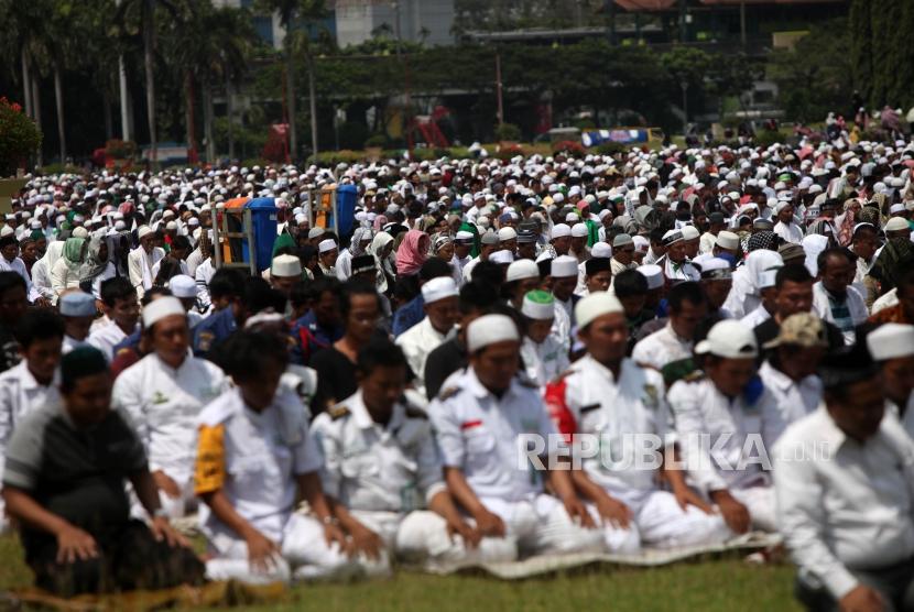 Umat muslim melaksanakan shalat jumat seusai mengikuti aksi Indonesia Bebas Al-Quds 115 di Monumen Nasional, Jakarta, Jumat (11/5).