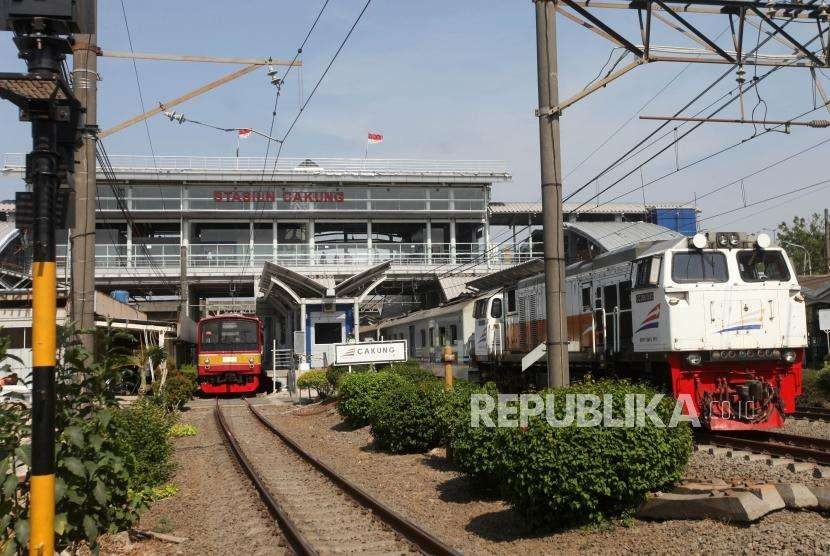 Kereta KRL melintas di Stasiun Cakung yang telah di lakukan modernisasi, Jakarta, Selasa (9/10).