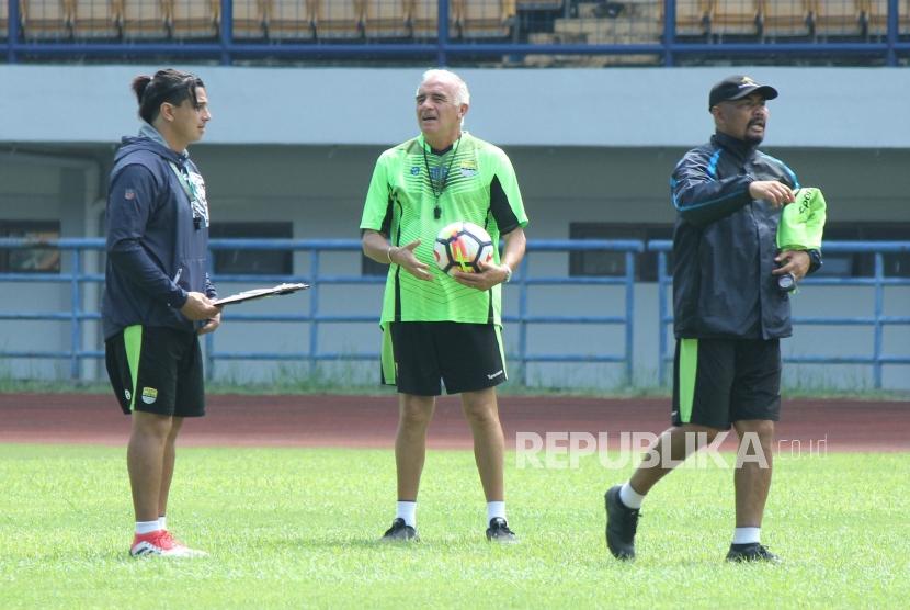 Roberto Carlos Mario Gomez berdiskusi dengan asisten pelatih saat latihan di Stadion Gelora Bandung Lautan Api (GBLA), Kota Bandung, Senin (12/3).